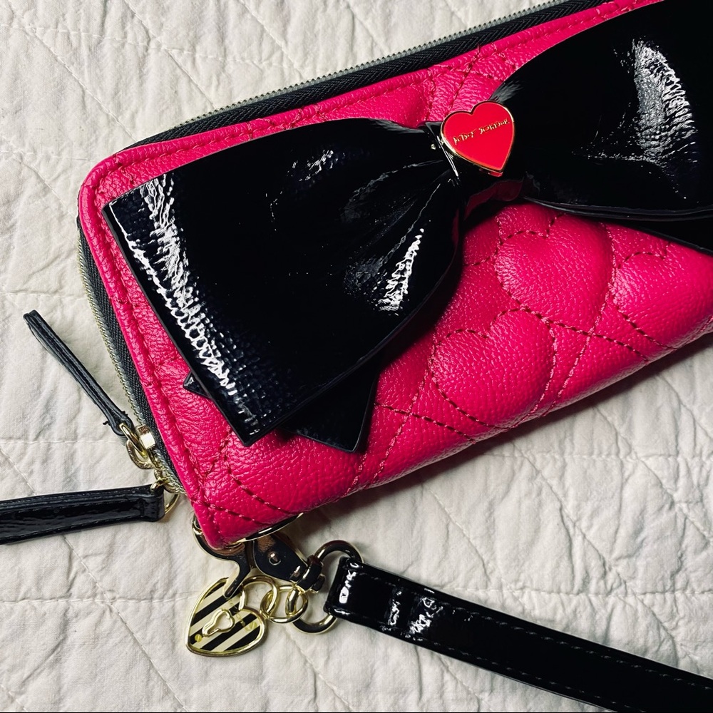 NWOT! Betsey Johnson Hot Pink Heart Clutch Wallet Wristlet w Bow